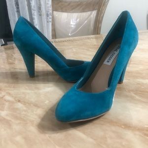 Steve Madden poized teal pumps
